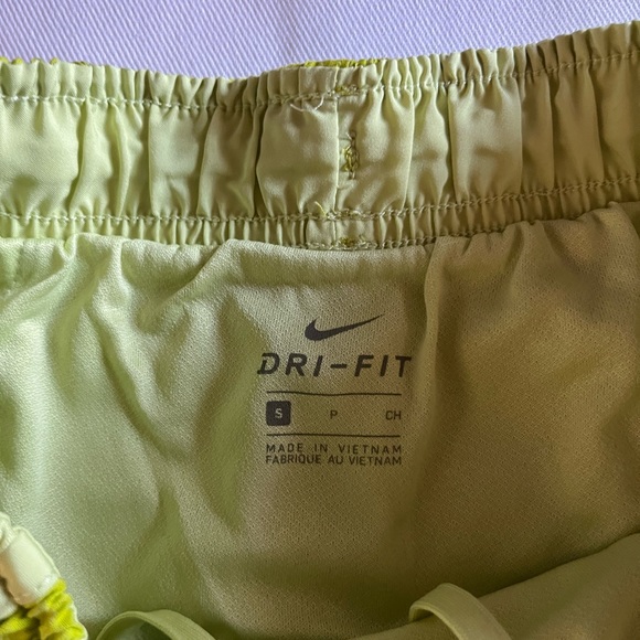 Nike Tempo Running Shorts Lime Green - Picture 2 of 2